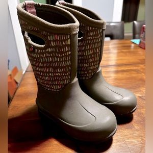 Bogs Girls size 11 gray, purple and pink winter waterproof boots.